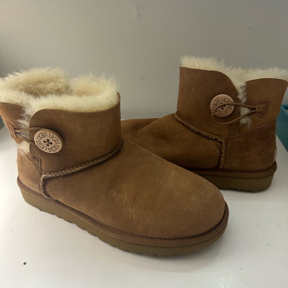 UGG Mini Bailey Button Boot Chestnut size 9